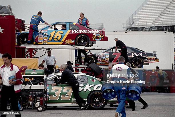 crews setting up stock cars - course de stock cars stock-fotos und bilder