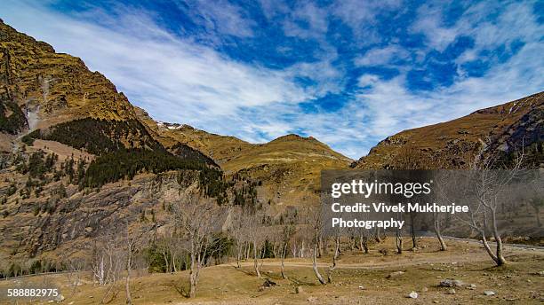 a route to rohtang pass - rohtang stockfoto's en -beelden