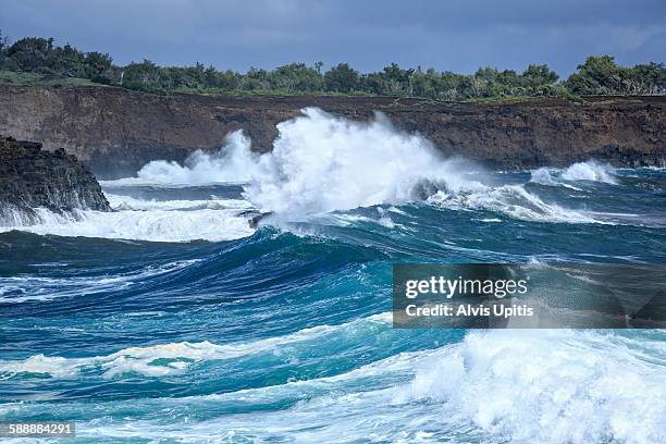 high surf at keokea beach park, hawaii - kapaa beach park stock-fotos und bilder