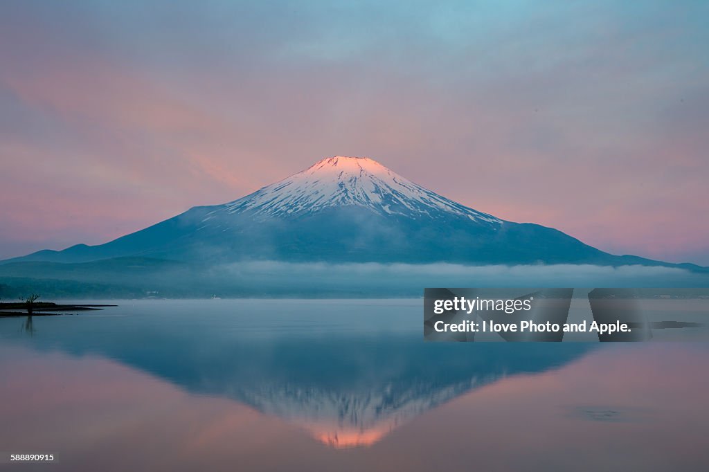 Rising sun began to dye Fuji
