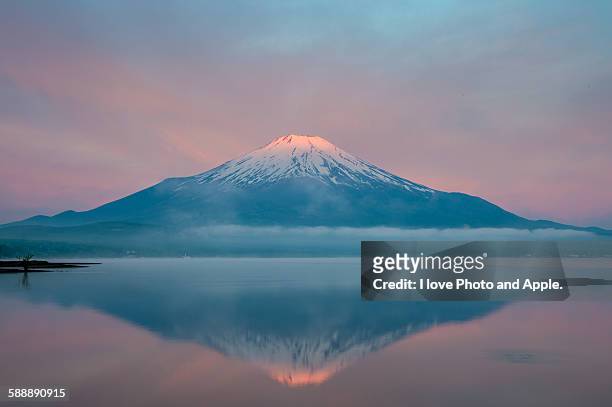 rising sun began to dye fuji - yamanaka lake stockfoto's en -beelden