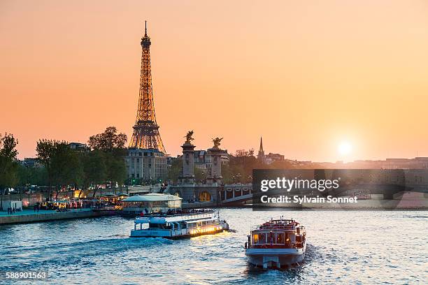 sunset on the seine river - río sena fotografías e imágenes de stock