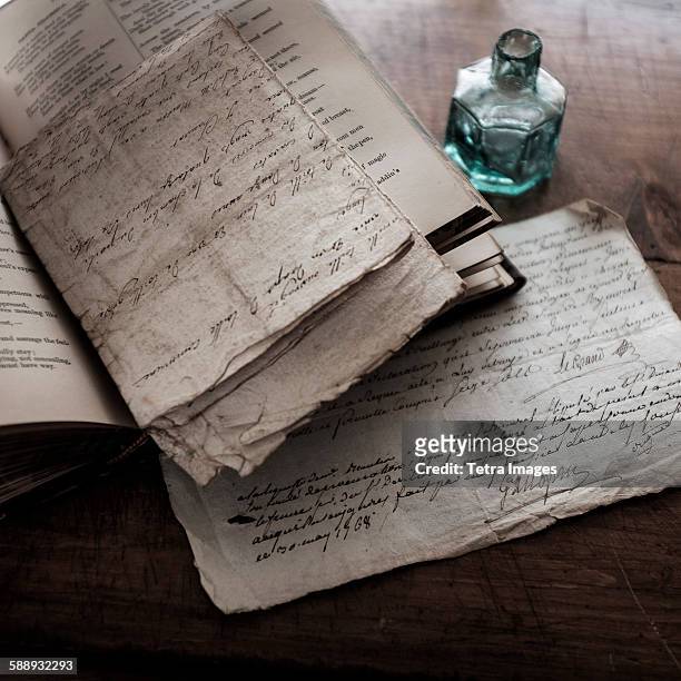 old letters and inkwell - encrier photos et images de collection