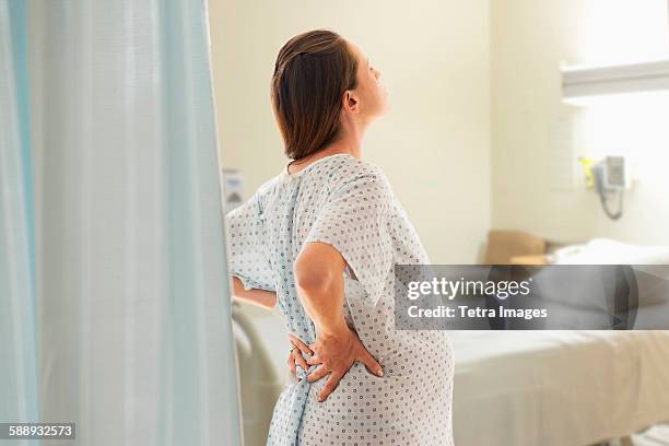 pregnant woman at hospital - labor childbirth stockfoto's en -beelden