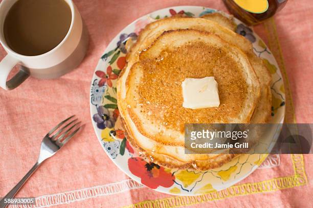 breakfast with coffee and pancakes - pancakes stockfoto's en -beelden