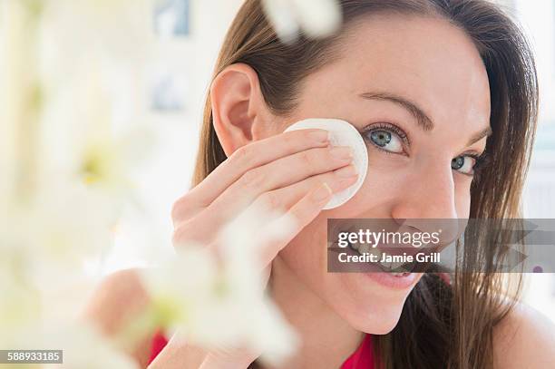 woman using cotton pad - wattepad stock-fotos und bilder