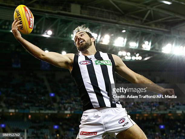 Steele Sidebottom of the Magpies marks the ball during the 2016 AFL Round 21 match between the Western Bulldogs and the Collingwood Magpies at Etihad...