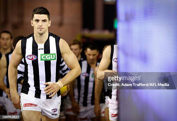 Scott Pendlebury of the Magpies comes up the race during the 2016 AFL Round 21 match between the Western Bulldogs and the Collingwood Magpies at...