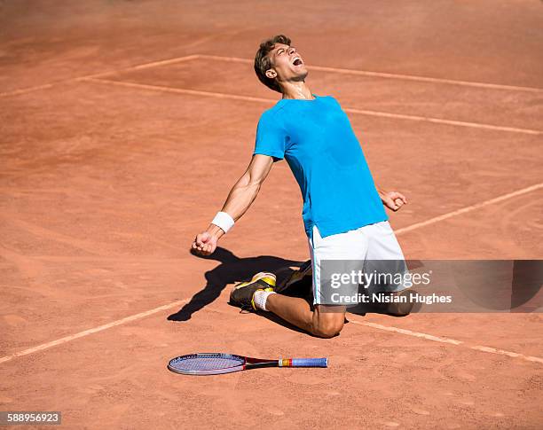 male tennis player celebrating win - tennis résultats photos et images de collection