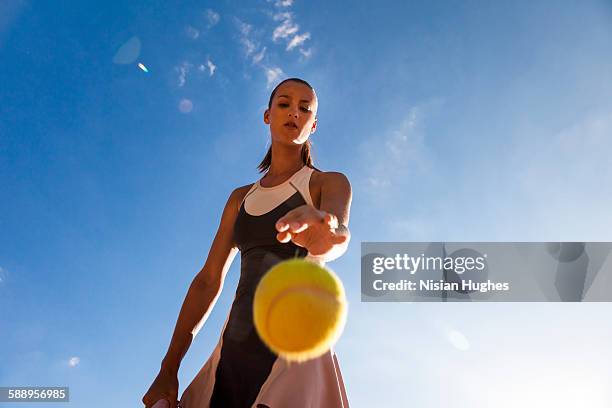 woman tennis player preparing to serve - tennis résultats photos et images de collection