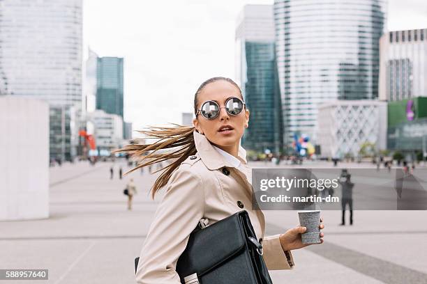 businesswoman - woman hurry 個照片及圖片檔