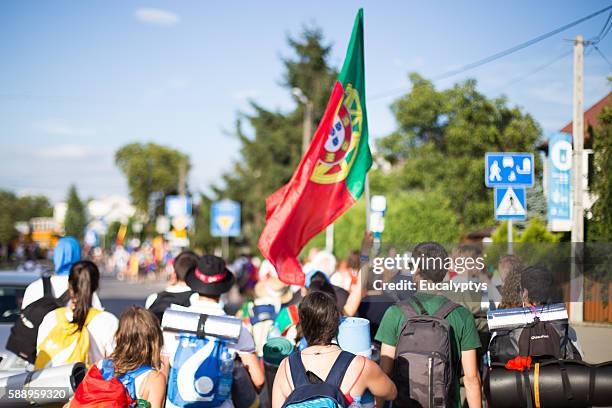 pèlerins du portugal avec des drapeaux - journée mondiale de la jeunesse photos et images de collection