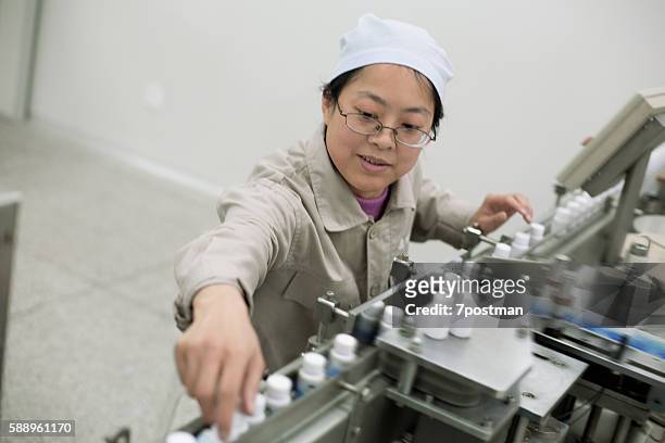 pharmaceutical factory worker - camren bildbanksfoton och bilder