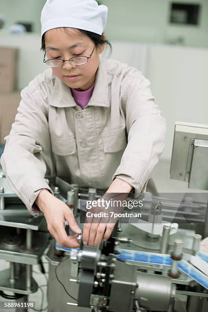 pharmaceutical factory worker - camren bildbanksfoton och bilder