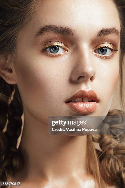 beautiful young woman with braids - eyeshadow photos et images de collection