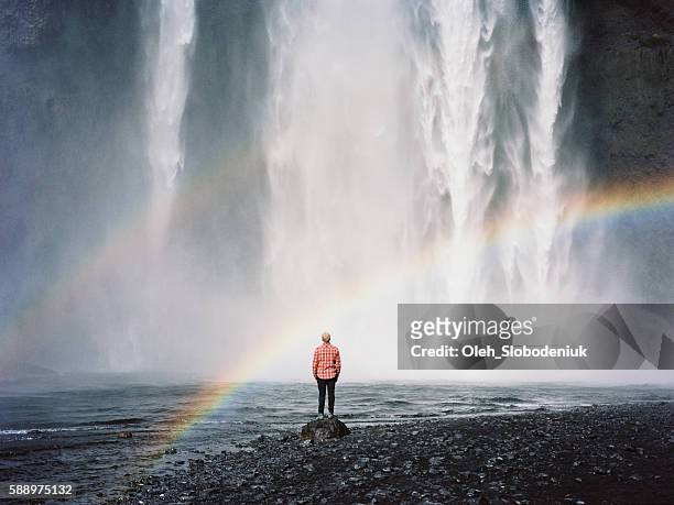 hombre cerca de la cascada - landscap with rainbow fotografías e imágenes de stock
