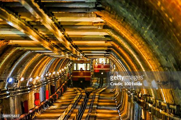 tunnel la ferrovia sotterranea a istanbul, turchia. - beyoglu foto e immagini stock