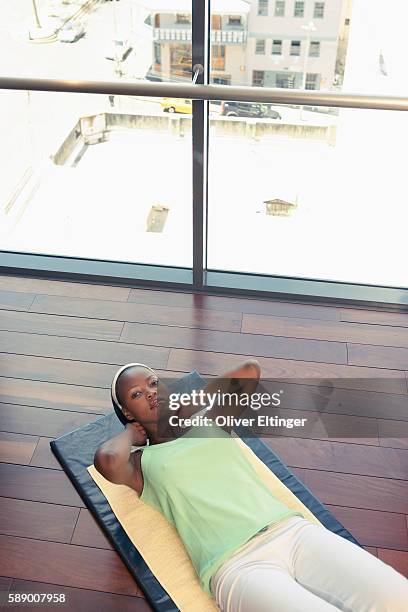 woman doing situps - oliver eltinger stock pictures, royalty-free photos & images