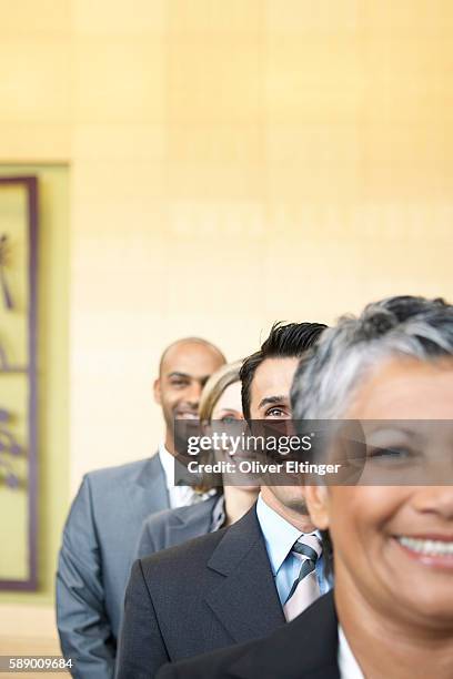 row of businesspeople - oliver eltinger fotografías e imágenes de stock