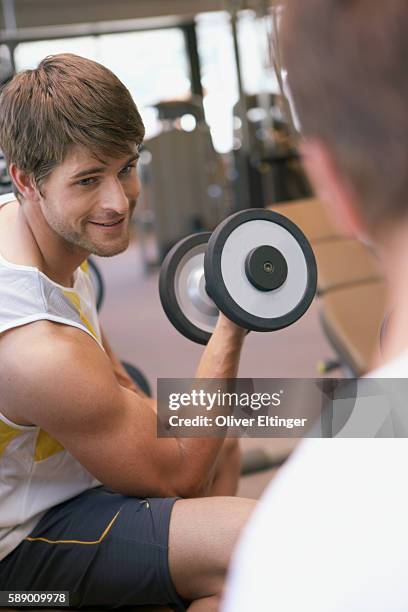 man lifting dumbbell - oliver eltinger - fotografias e filmes do acervo