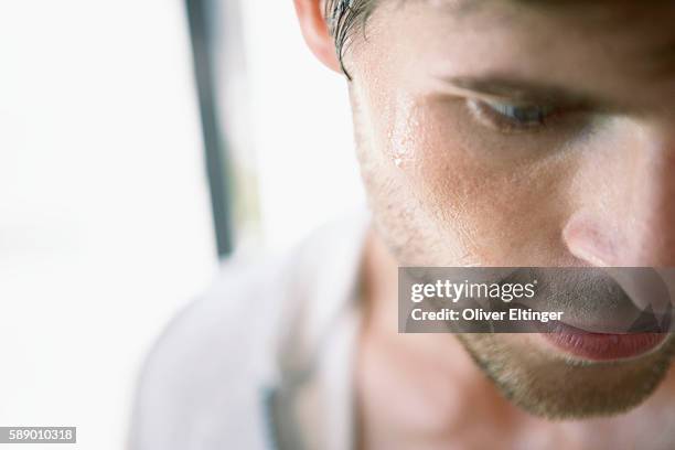 man faced with perspiration - oliver eltinger fotografías e imágenes de stock