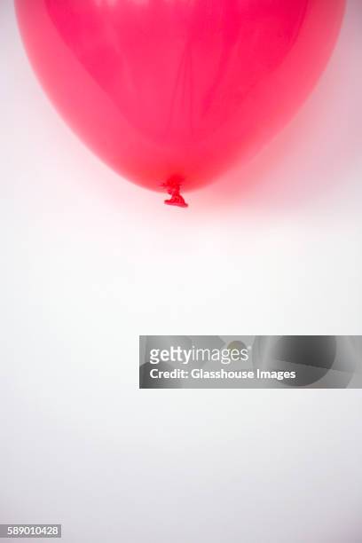 red balloon - balão com gás hélio - fotografias e filmes do acervo