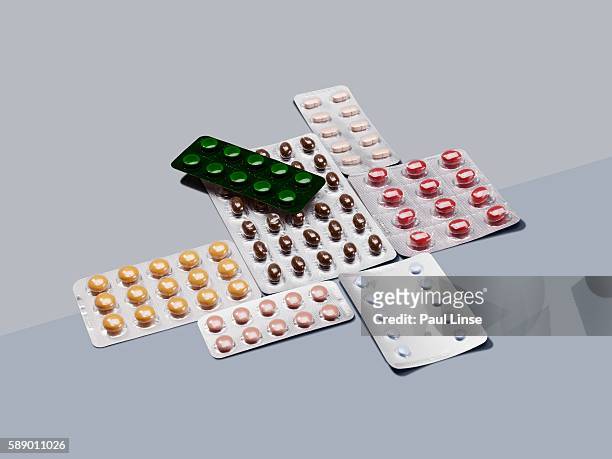 pills in blister packs - pill blister fotografías e imágenes de stock
