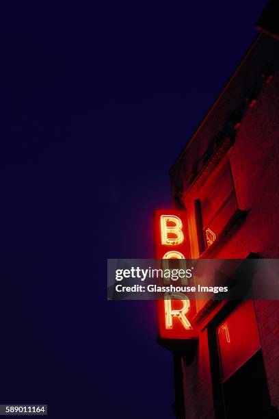 neon bar sign - local bar photos et images de collection
