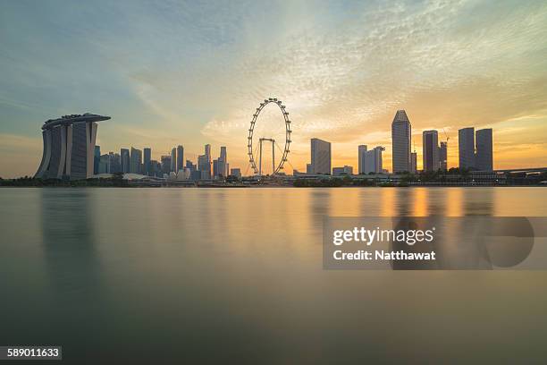 view of singapore skyscraper - singapore flyer stockfoto's en -beelden