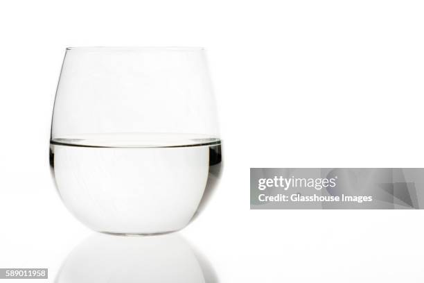 glass of water - vaso de agua fotografías e imágenes de stock