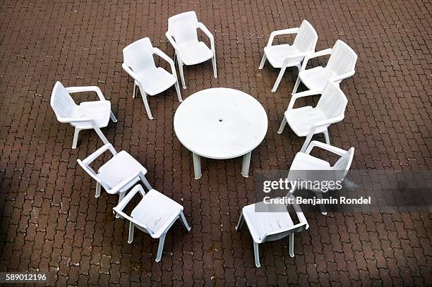 plastic chairs around table - white plastic lawn chairs stock pictures, royalty-free photos & images