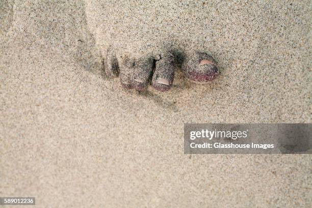 toes covered in sand, close-up - bury fotografías e imágenes de stock