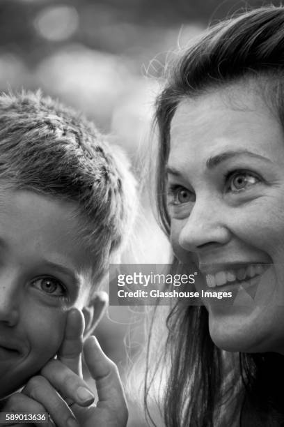 smiling mother and young son - oquossoc - fotografias e filmes do acervo