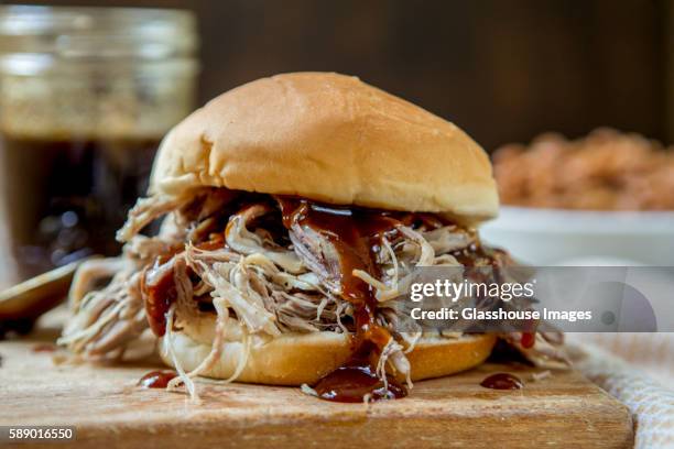 pulled pork sandwich with barbeque sauce - bbq sandwich stockfoto's en -beelden