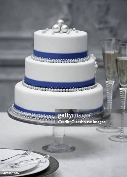 wedding cake with pearl bands - cake tier stock pictures, royalty-free photos & images