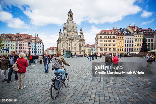 tourists wander the streets of dresden. - saksen stockfoto's en -beelden