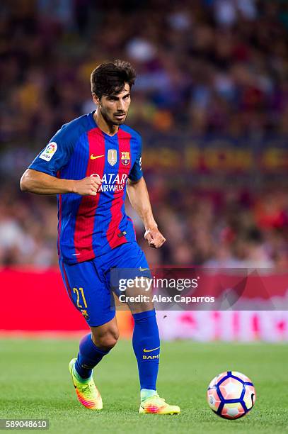 Andre Gomes of FC Barcelona conducts the ball during the Joan Gamper trophy match between FC Barcelona and UC Sampdoria at Camp Nou on August 10,...