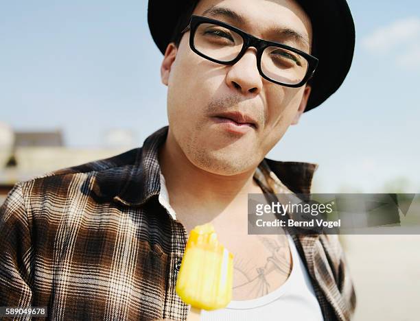 man eating ice pop - kauwen stockfoto's en -beelden