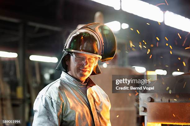 steel worker in foundry - metal factory stockfoto's en -beelden