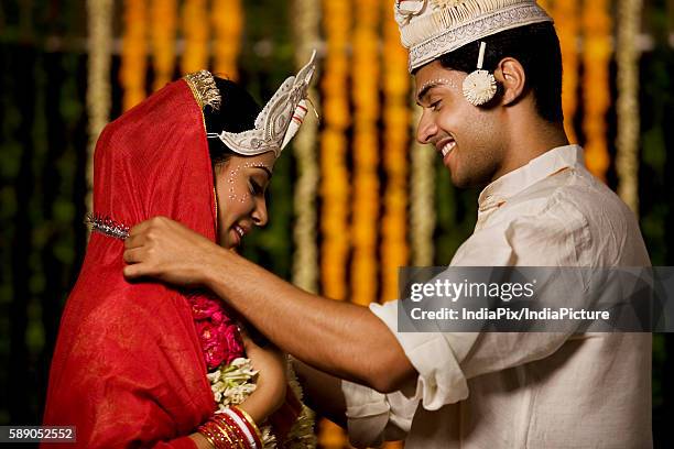 indian wedding ceremony - west bengal stock-fotos und bilder