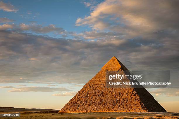 sunset at the chephren pyramid, giza, cairo, egypt - クフ王　ピラミッド ストックフォトと画像