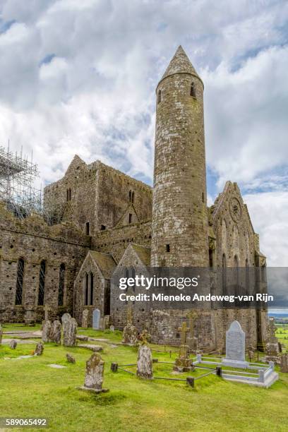 the round tower (28 meters, or 90 feet), dating from c.1100 at the rock of cashel, co. tipperary, republic of ireland. - mieneke andeweg stock pictures, royalty-free photos & images