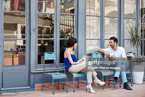 business colleagues having a coffee break outside - überkreuzte beine stock-fotos und bilder