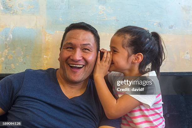 maori pacific islander father and daughter family having fun together - 毛利人 個照片及圖片檔