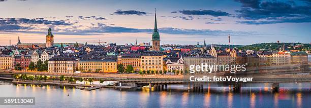 estocolmo gamla stan paisaje urbano frente al mar iluminado panorama al atardecer suecia - stockholm fotografías e imágenes de stock
