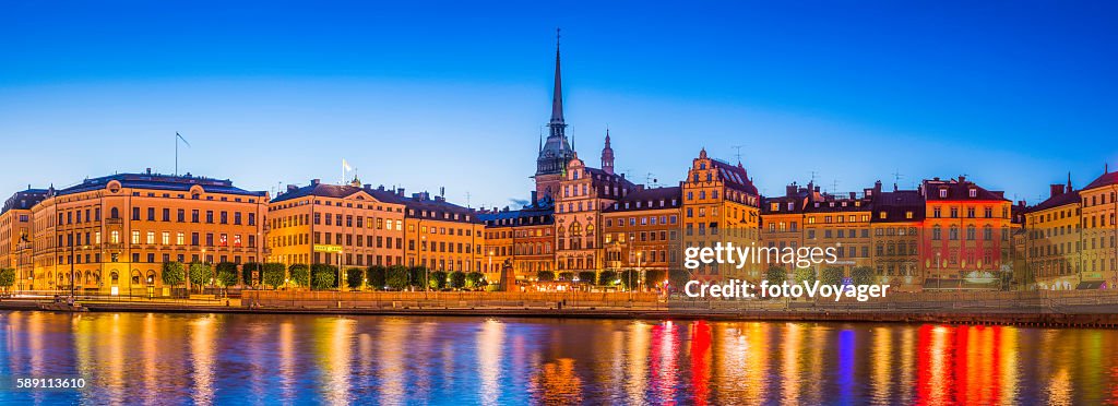 Guglie e ristoranti di Stoccolma Gamla Stan illuminato panorama crepuscolo Svezia