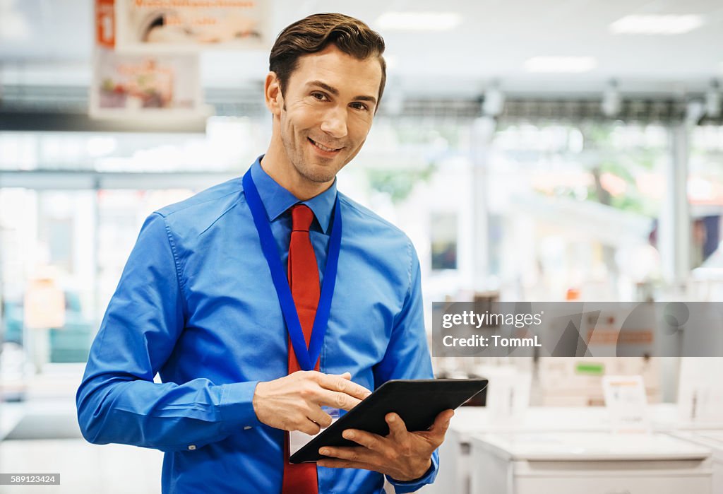 Empleado de ventas haciendo pedidos en línea con tablet pc