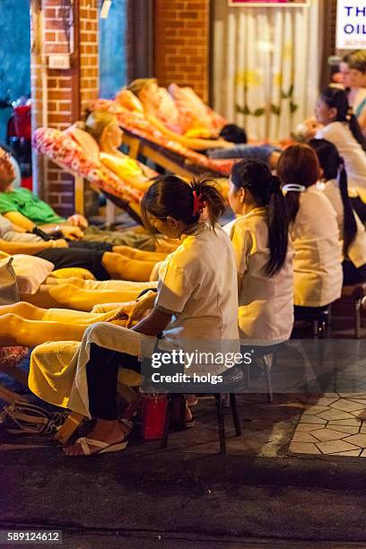massagesalon in khao san road - massage thai way stock-fotos und bilder
