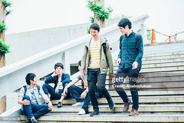 階段上の日本人学生5名、キャンパス、京都、アジア - 大学生　日本 ストックフォトと画像