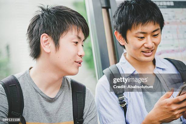 バスを待つ日本人学生たち、京都、日本 - 大学生　日本 ストックフォトと画像